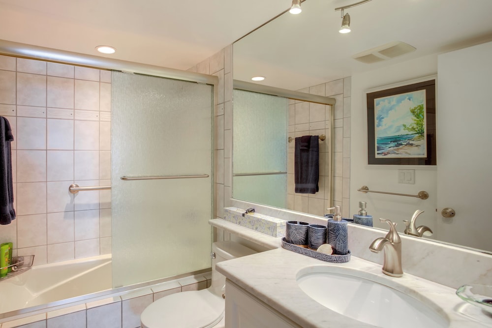 4 Mi to Lovers Key SP: Modern Condo w/ Ocean Views