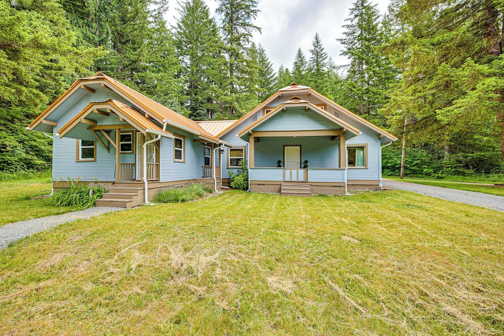 7 Mi to Mt Rainier NP: Home w/ Private Hot Tub!
