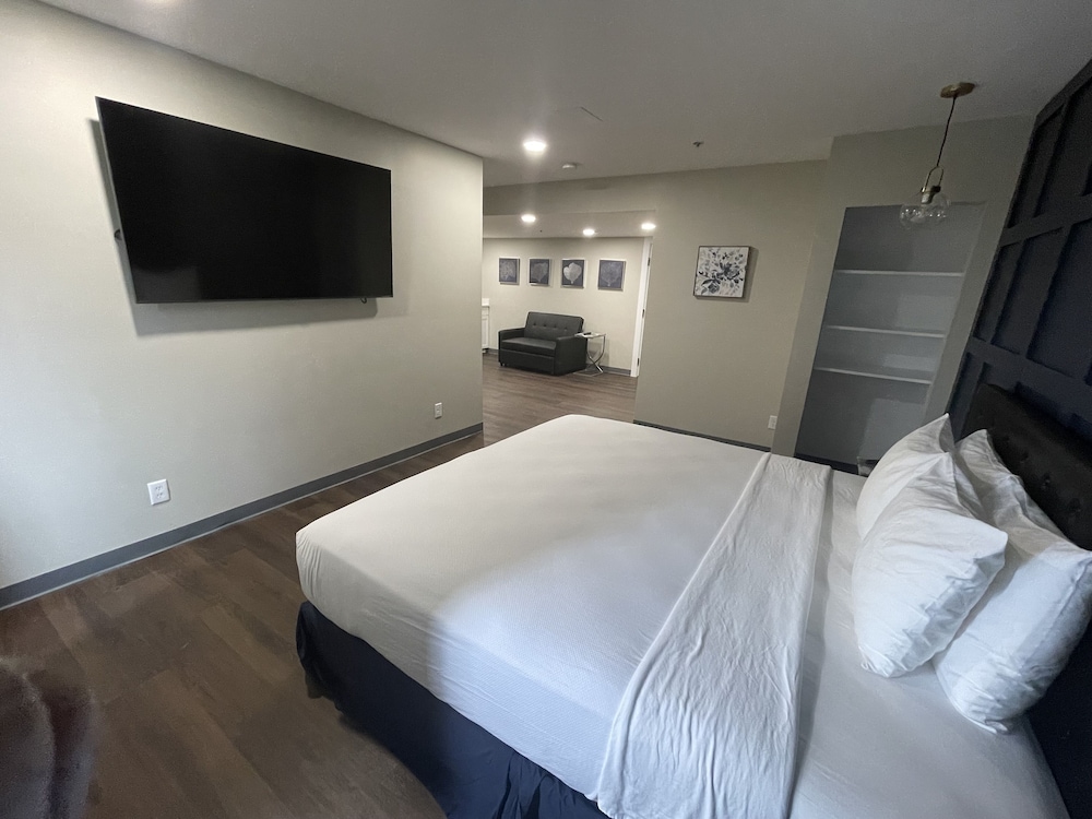 Bloomington Vacations - The Chateau Hotel and Conference Center - Property Image 89