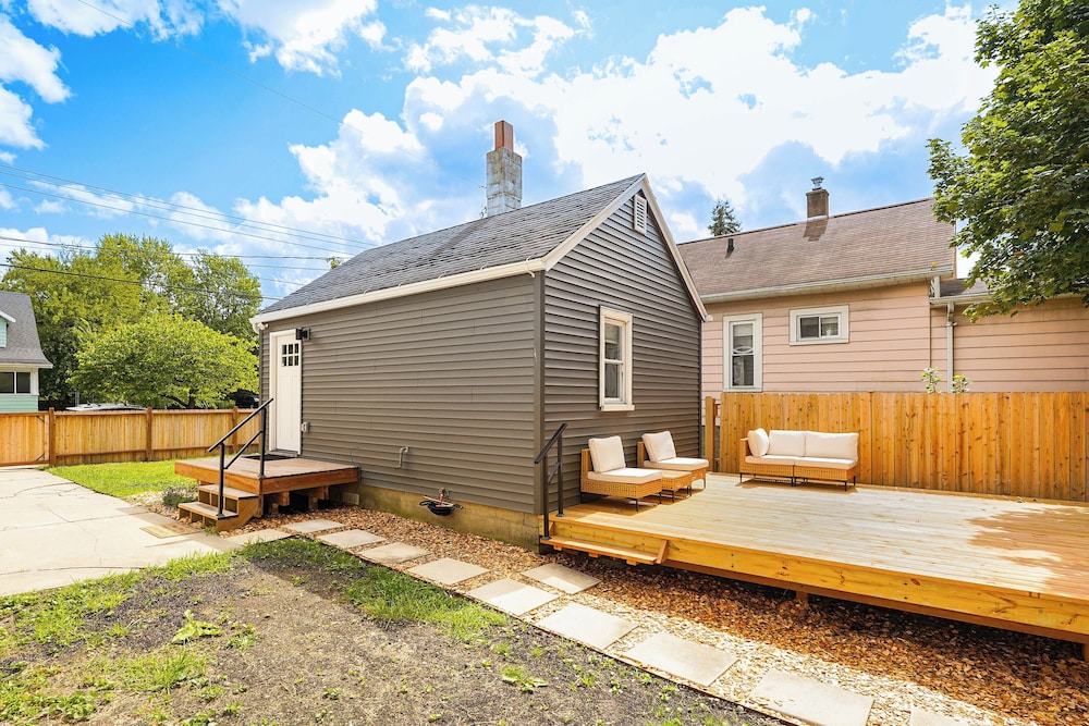 3 Mi to Michigan State: Tiny Home w/ Deck!