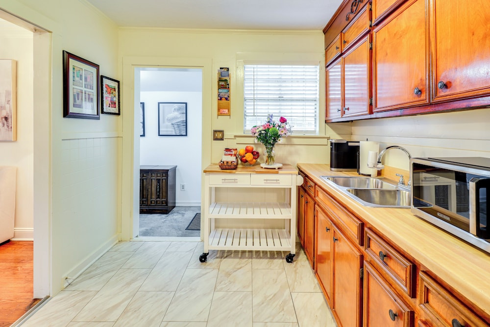 3 Mi to Mississippi Stadium: Cozy Jackson Getaway!