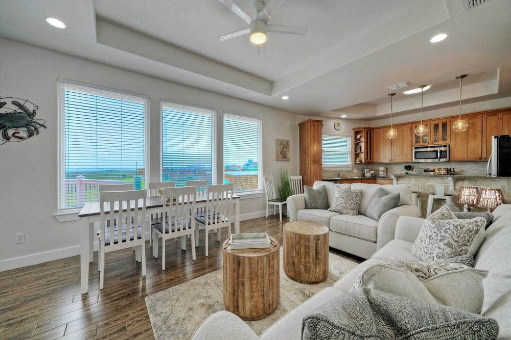 Beach Boardwalk, Pool Access & Ocean Views Coral Reef by Avantstay