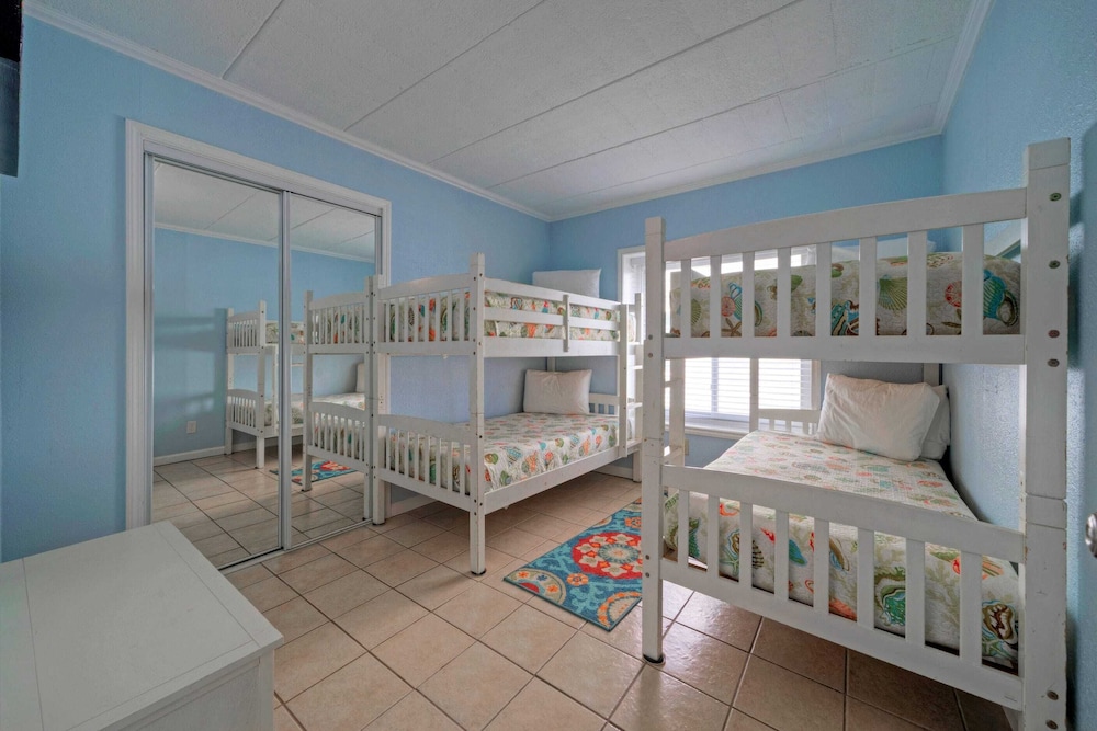 Beachfront Condo w/ Ocean View, 2 Pools, Boardwalk to the Beach Island Getaway