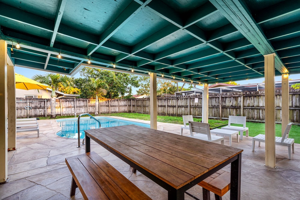 4BR With Private Pool and Game Room - Prime Location