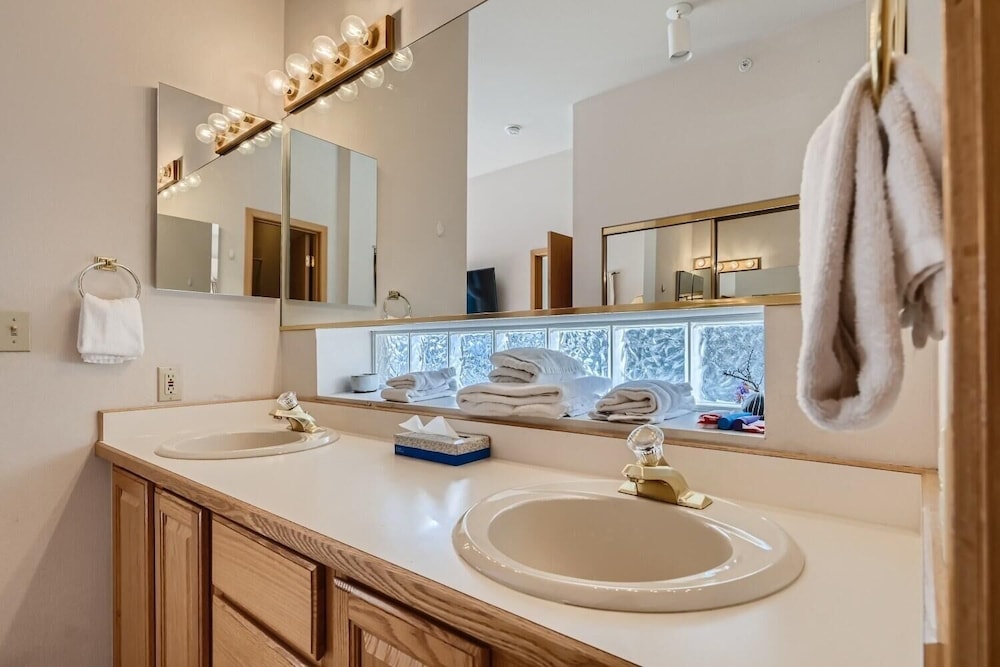 Lake Forest 201f 2 Bedroom Condo by RedAwning