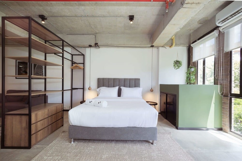 w Lush Loft in Laureles