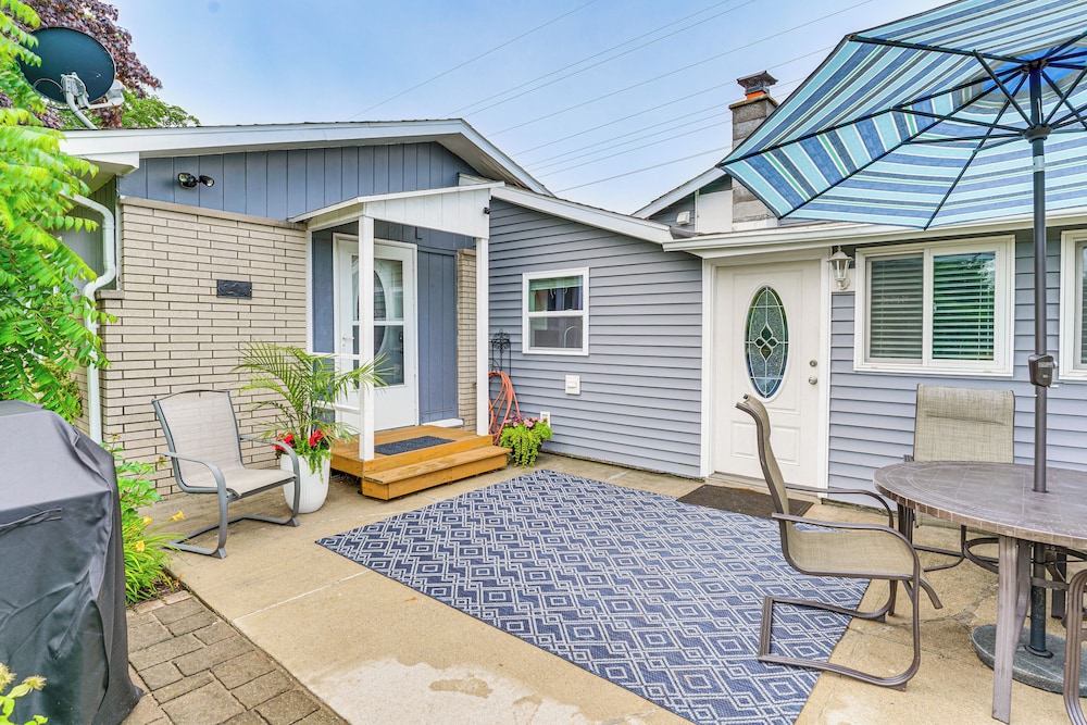 1 Block to Lake Huron: Pet-friendly Apt w/ Kayaks