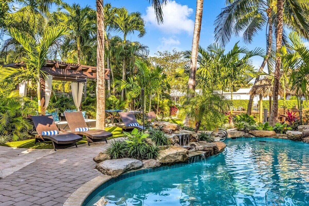 New Waterfront Oasis, Minutes to Beach, Eats, Shops
