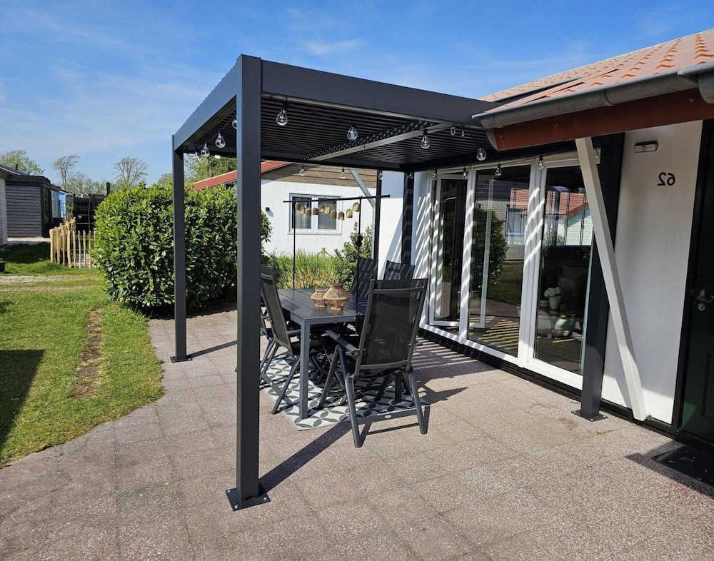 Bungalow in Park With Fenced Garden