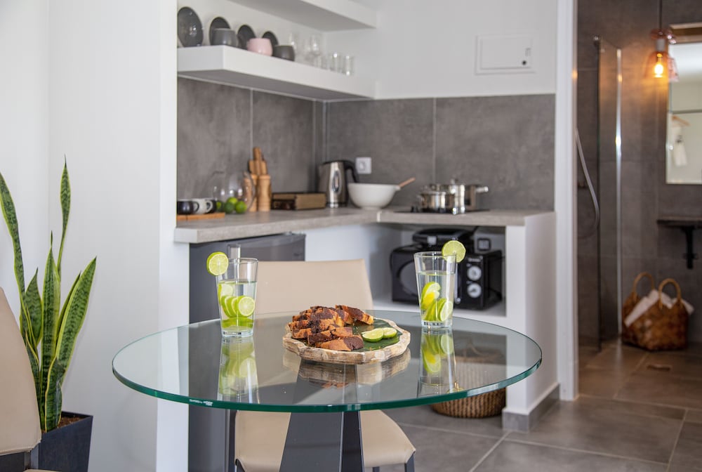 Malibu Studios & Apartments