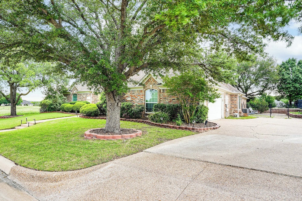 Spacious Family Retreat in Fort Worth Area!