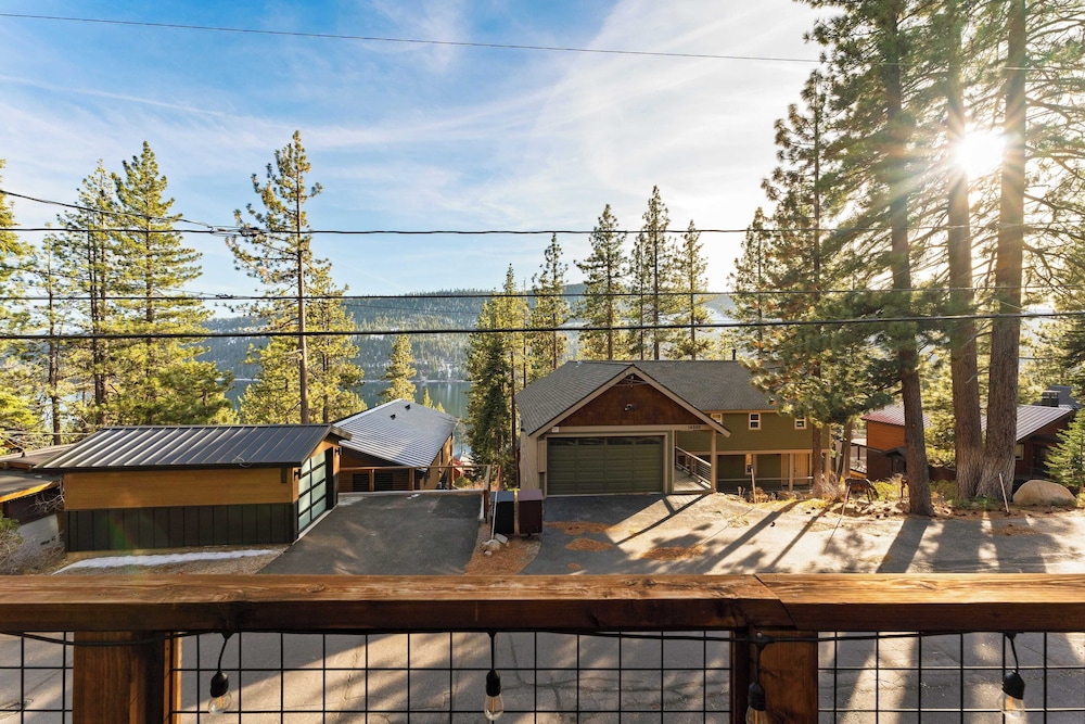 Denton by Avantstay Hot Tub, Deck w/ Fire Pit Near Skiing & Lake!