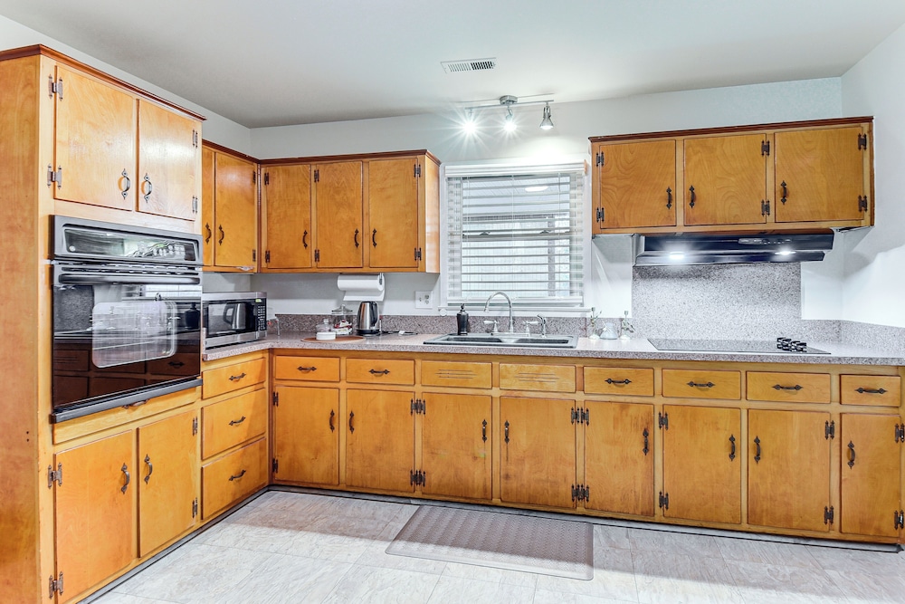 3 Mi to Huntington Beach: Hampton Family Home!