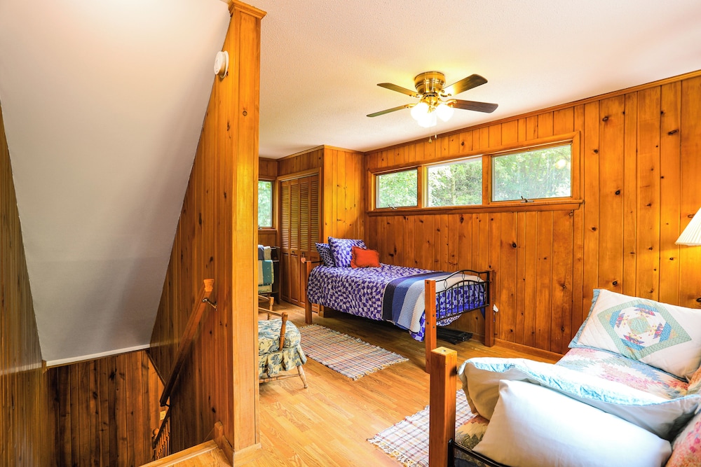 Wooded Retreat on 5 Acres: 6 Mi to Edinboro Lake!