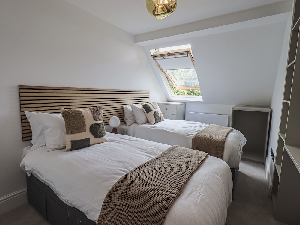 The Lucy Suite Stone Cross Mansion
