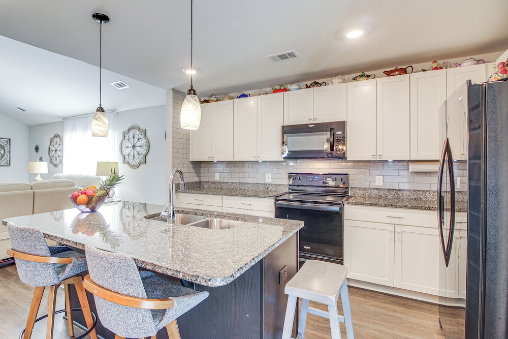 1 Mi to Shopping District: Chic Springfield Home