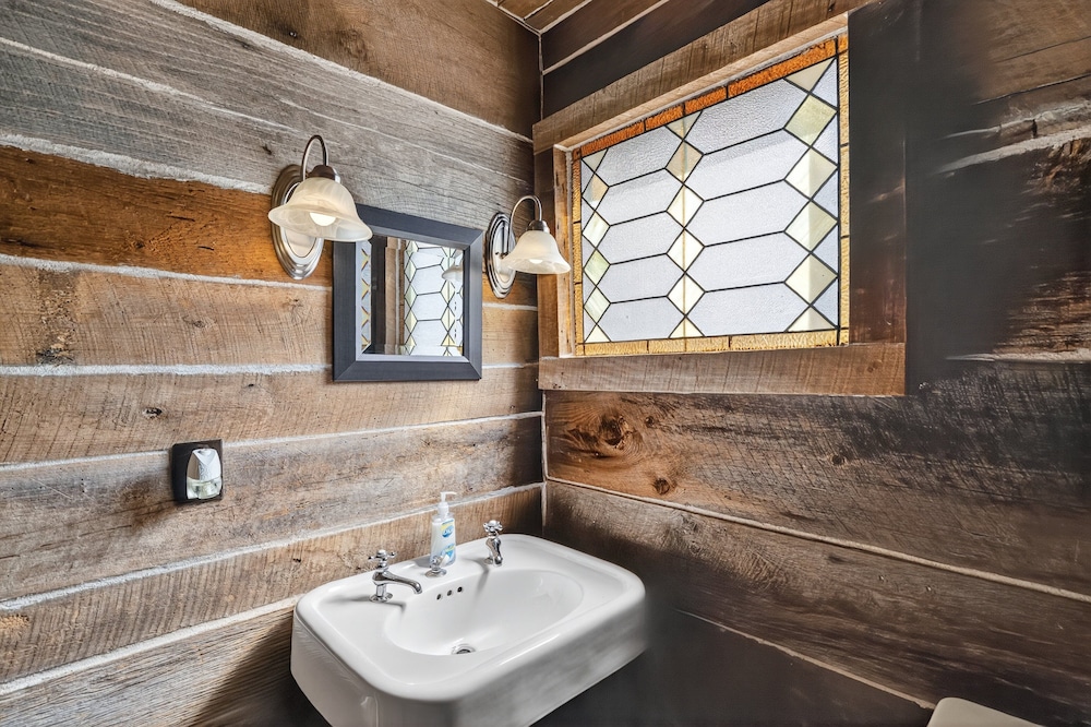 Cabin Unbound - Historic Lakefront Comfort 4 Bedroom Cabin