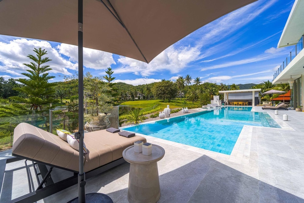 Ultra-Modern 6-Bedroom in GolfCourse PH6