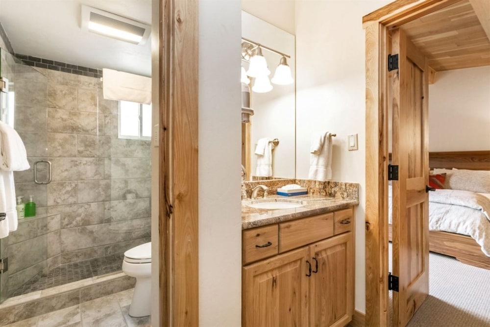 Spacious 3 Bedroom Condo in Lionshead Village - 100 Yards to Lift, Pool, hot Tub!