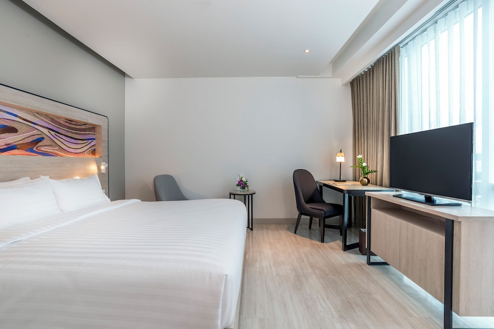 Novotel Phuket City Phokeethra Hotel