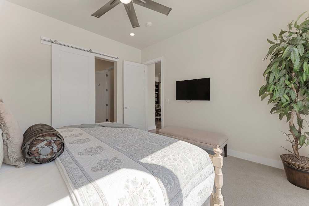 Coral Rock Vista 8 Bedroom Townhouse