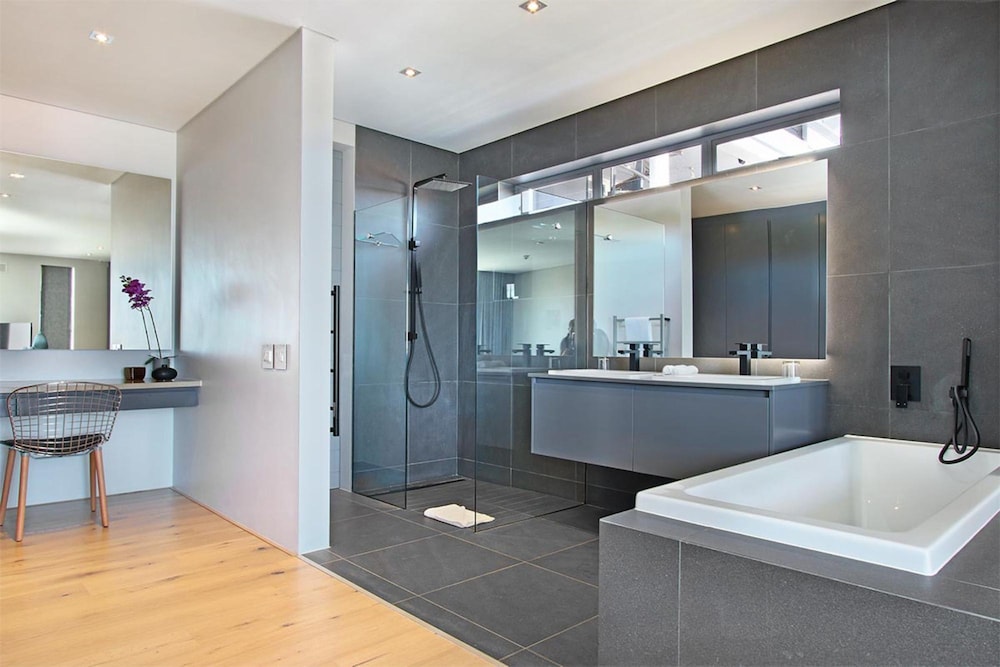 Bright 2bed in Sea Point w Sea Views Helio Haven