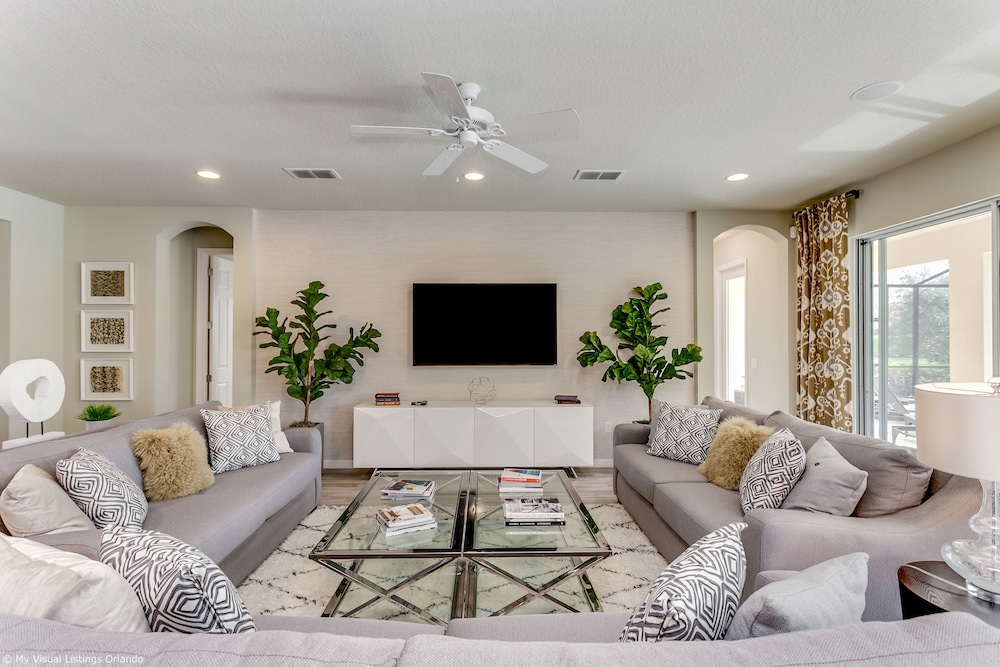 Spacious Home w/ Private Pool/spa! Sleeps 21