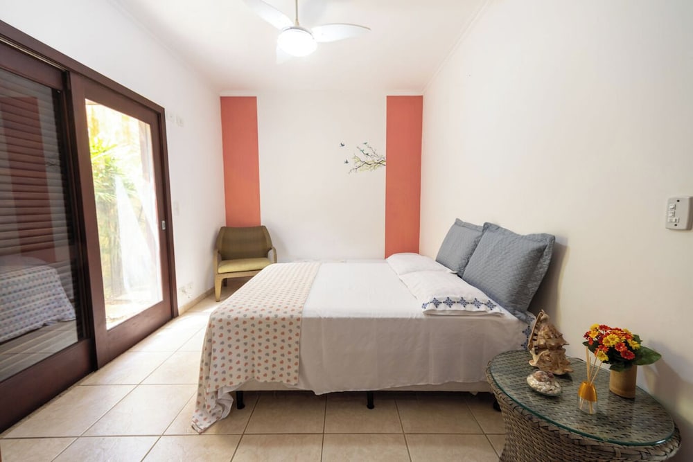 Casa com rea Gourmet e Quintal a 200 m da Praia