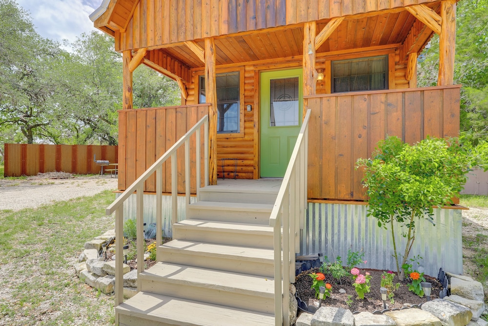 Cozy Couple's Cabin Retreat in Concan!