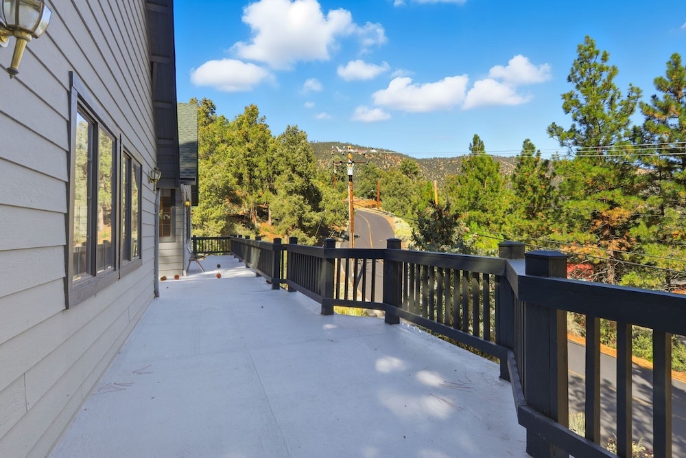 Spacious Mountain Getaway Game Room & Gazebo 5 Bedroom Villa