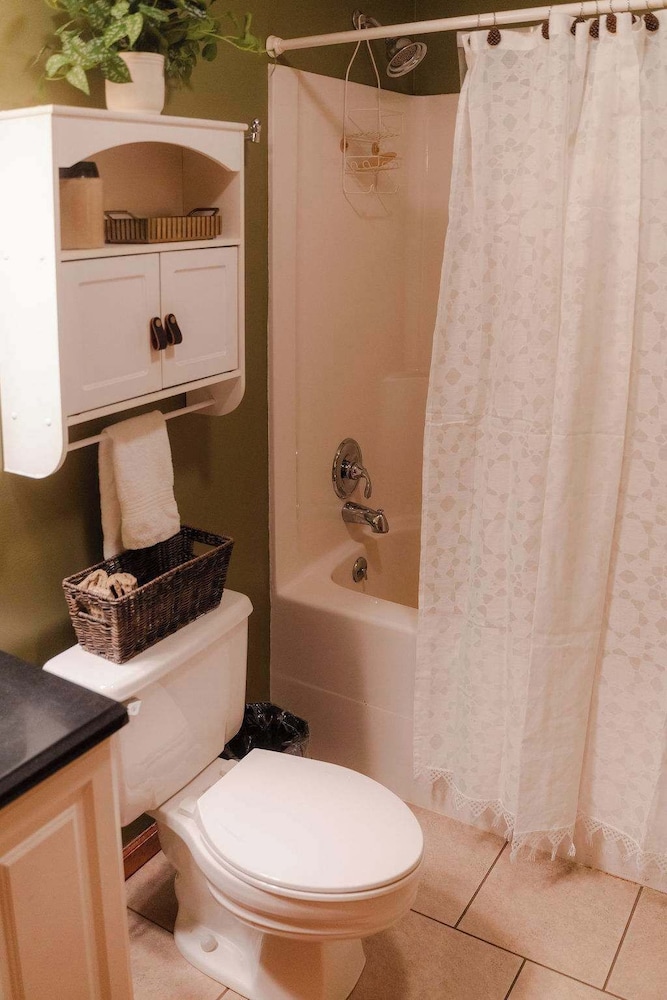 Cheerful Two Bdrm Cabin With Hot Tub & Pet Friendly