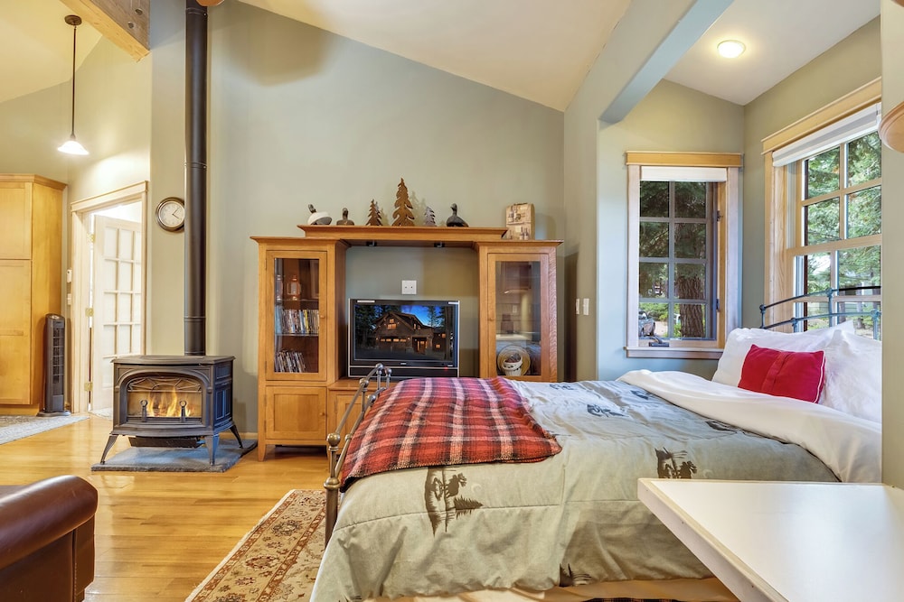Tahoe Mountain Retreat Sleeps 12!