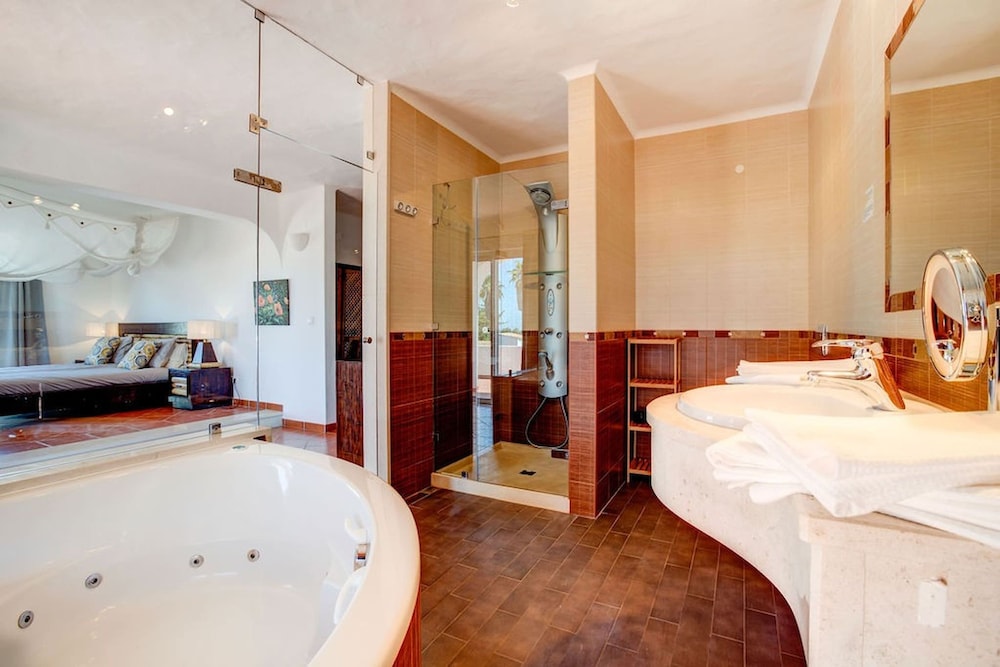 Casa Ninho Spacious 5 Bedroom Villa in an Enviab