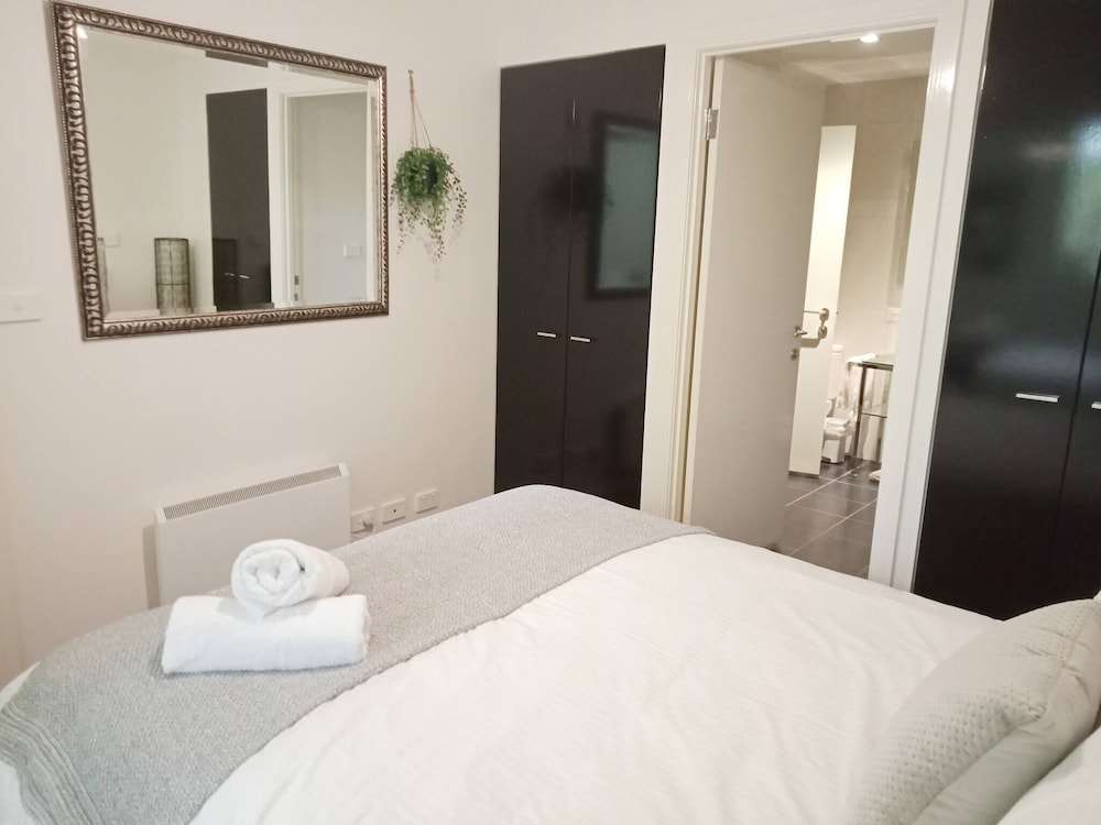 Unwind in Style at Melbourne's Historic Art Deco Apartment With Pool Gym Carpark