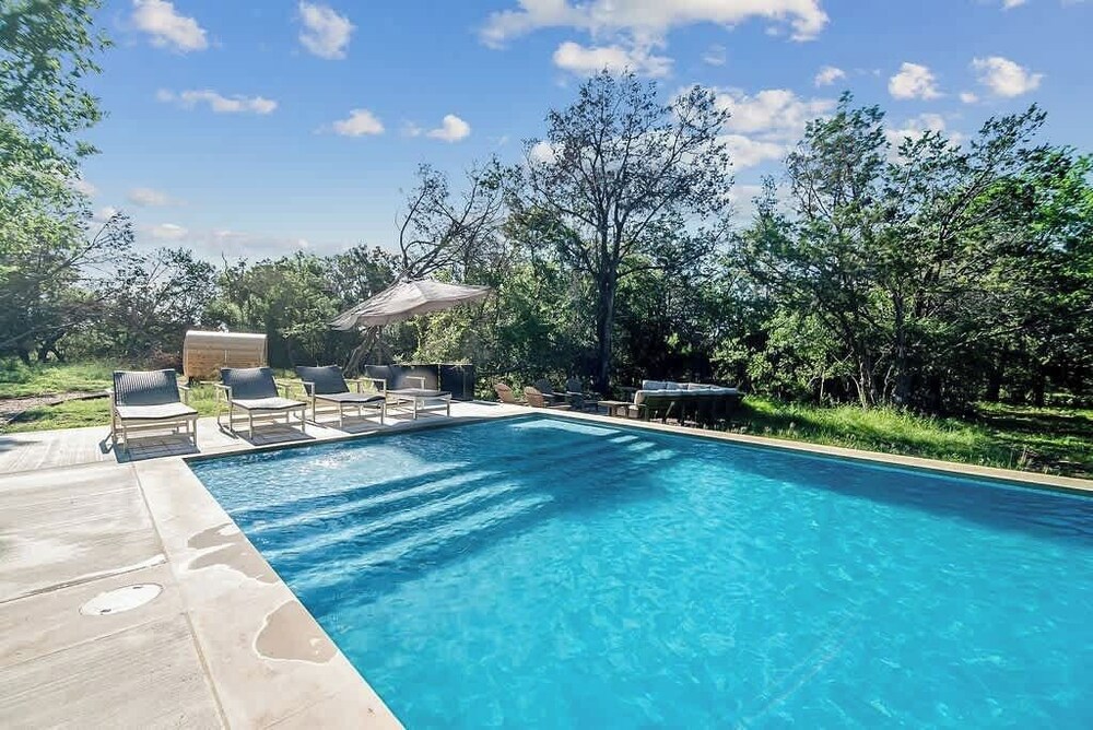 Luxe Poolside Retreat W/sauna-minutes From Downtown!
