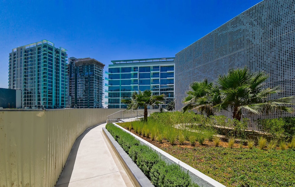 Stylish Waterfront 1 BR w pvt beach near Downtown