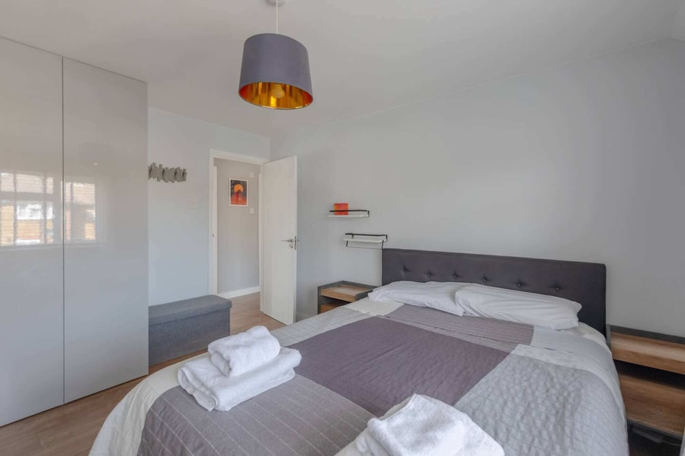 Modern & Spacious 3BD House - Canning Town