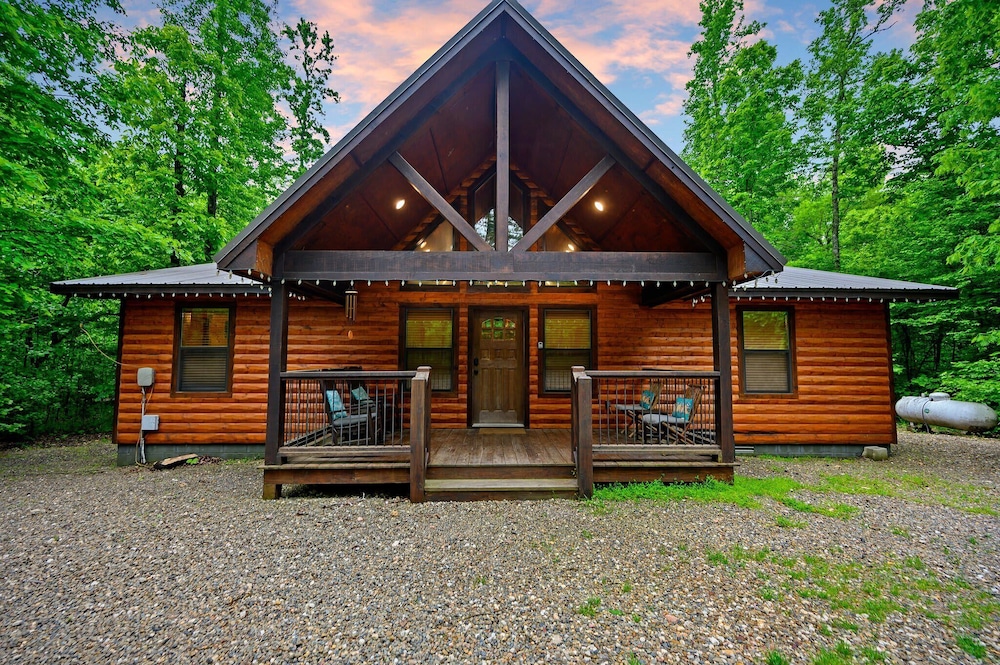 Whitetail Retreat Cabin for 13!