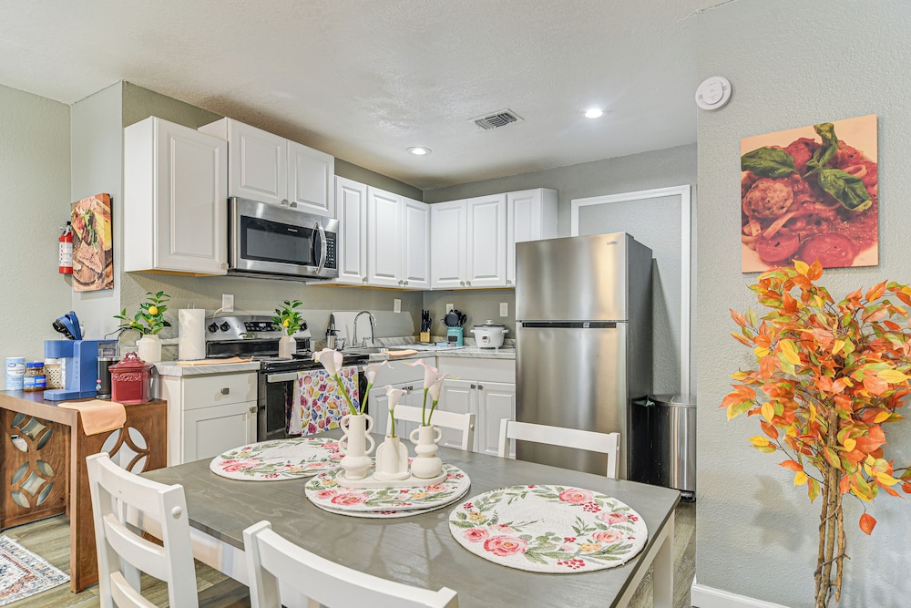 6 Mi to Busch Gardens: Family & Pet Friendly Home