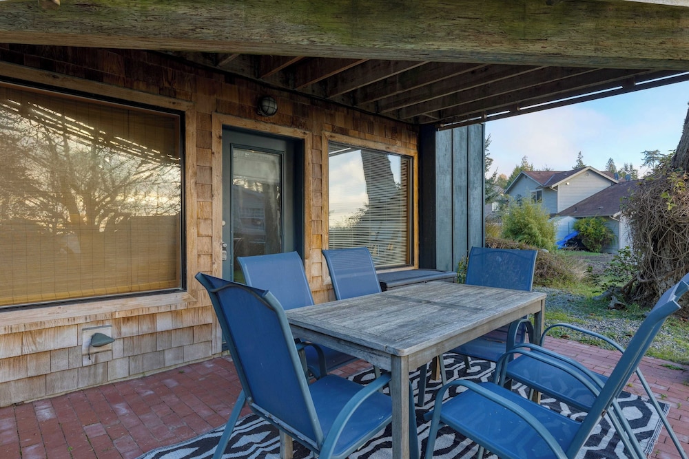 Deck Views, Fire Pit, Pool, 3 Mins to Beach Madrona Tree Retreat by Avantstay