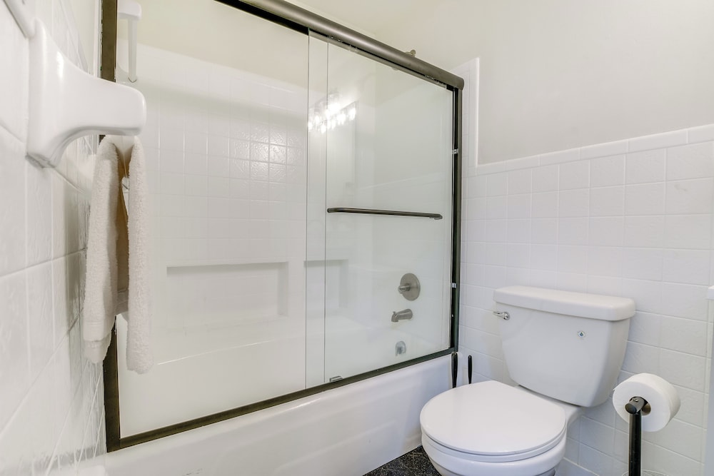 7 Mi to Dtwn Durham: Home w/ Hot Tub & Game Room!