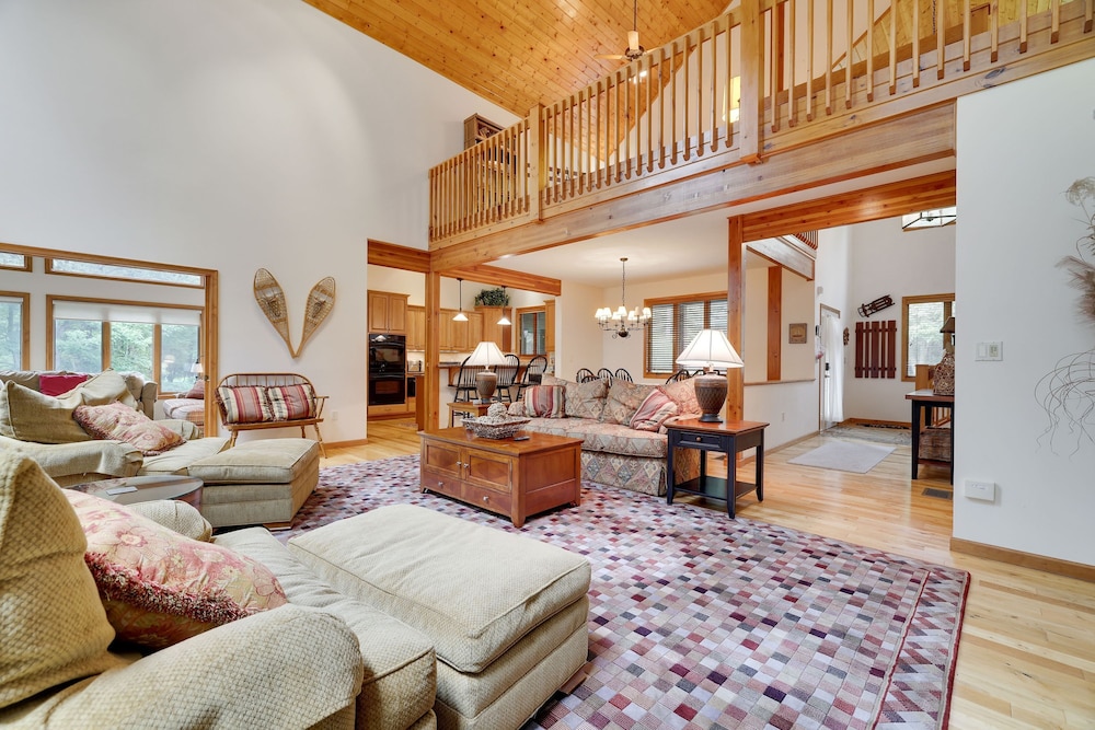 Elk Hollow by Avantstay Lakefront Chalet w Game Room Fire Pit