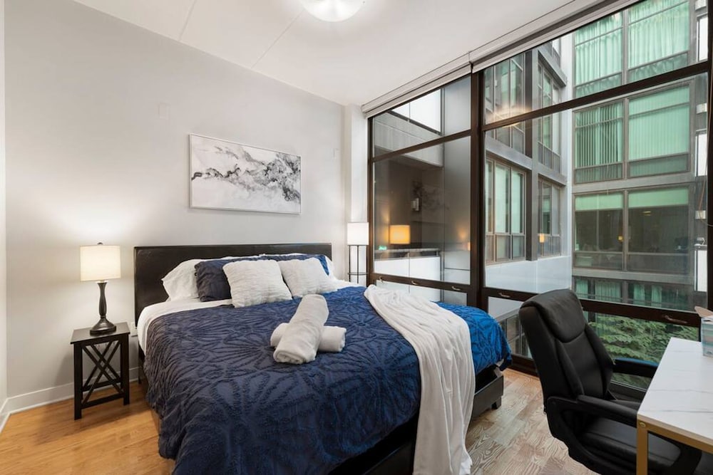 Sleek 2 Bed 2 Bath Condo in Trendy Fulton Market
