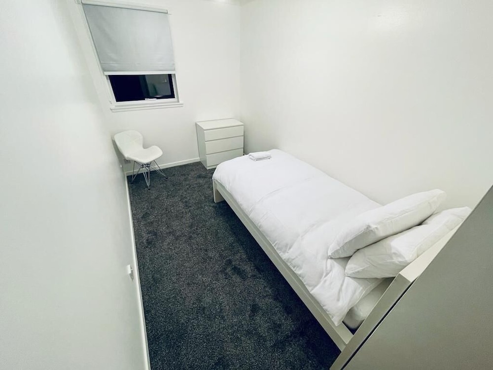 Modern 2 Bedroom Apartment With Free Parking view 2