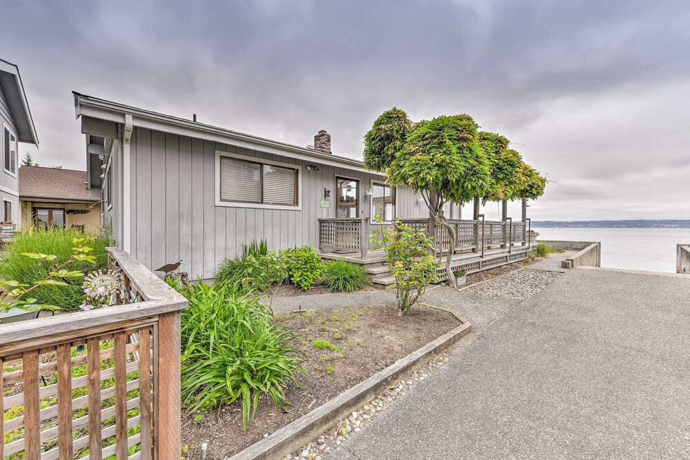Beachfront Whidbey Island Home + Apartment! view 3