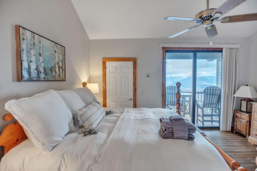 Beautiful Mountain Views~comfortable And Stylish Home~ 2 Bedroom Condo by RedAwning view 3