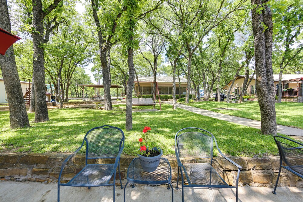Family Home on Lake Bridgeport: Pets Welcome!