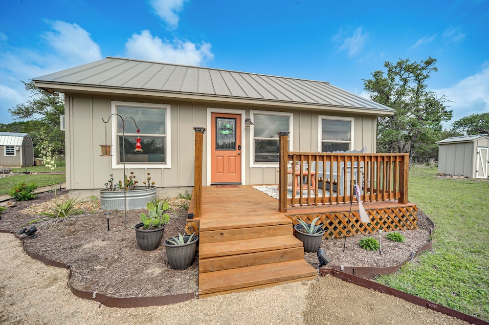 8 Mi to Dtwn Wimberley: Cabin Retreat on 5 Acres!