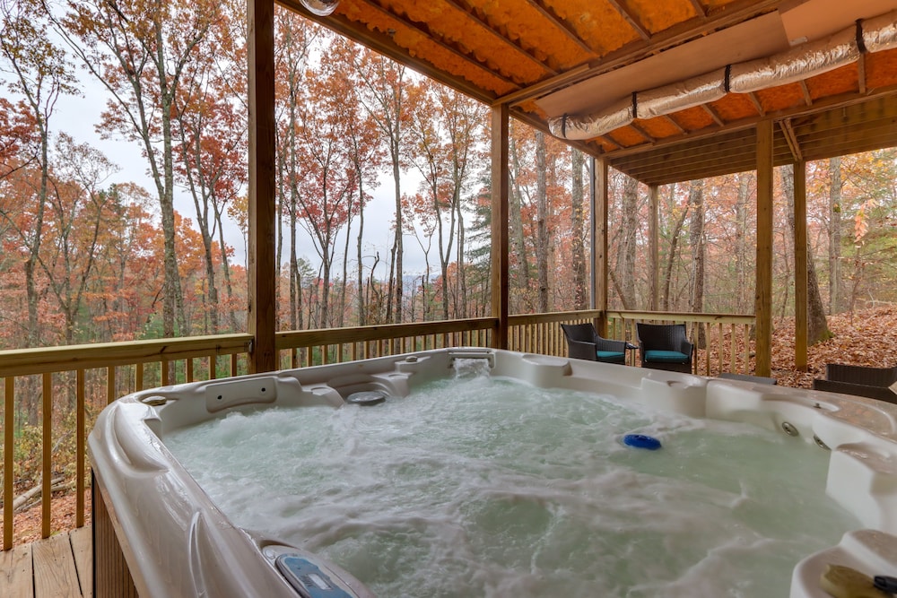 Blue Ridge Cabin w/ Hot Tub, 5 Mi to Downtown!