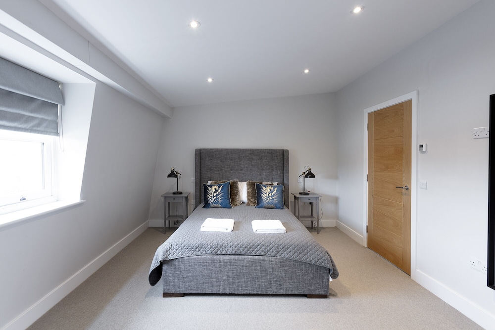 Immaculate Central Windsor Town House view 5